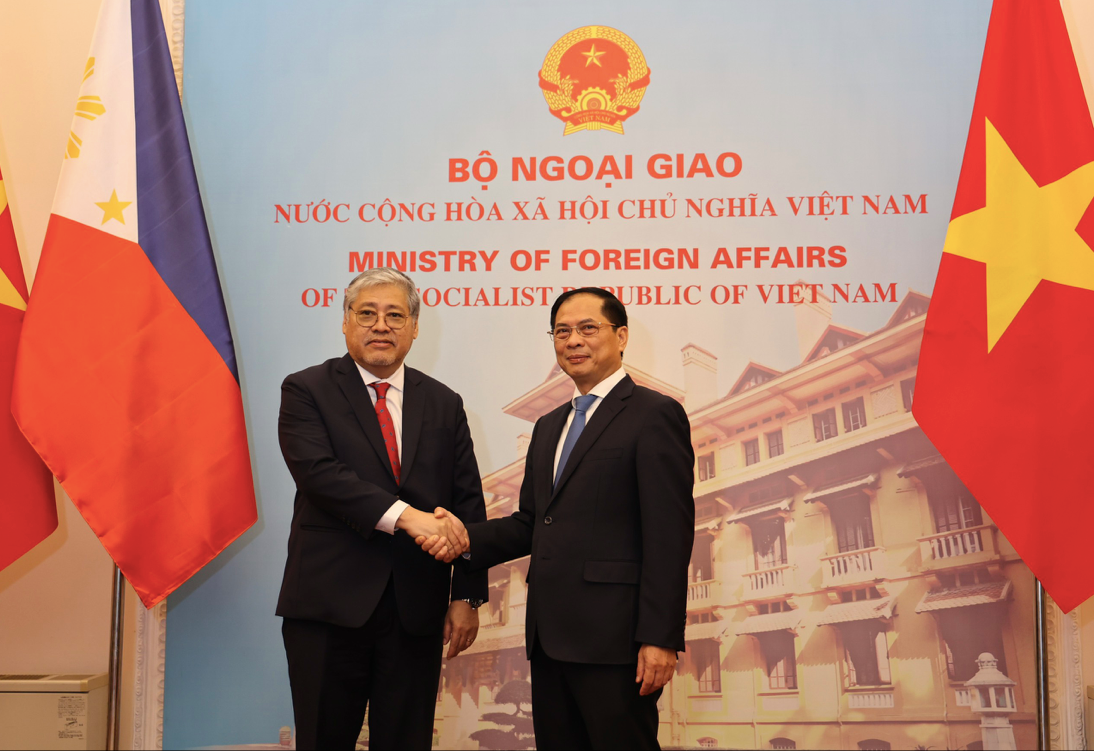 Bộ trưởng Ngoại giao Bùi Thanh Sơn và người đồng cấp Philippines Enrique Manalo chụp ảnh chung trước cuộc hội đàm ngày 2/8 tại Hà Nội. (Ảnh: Như Ý)