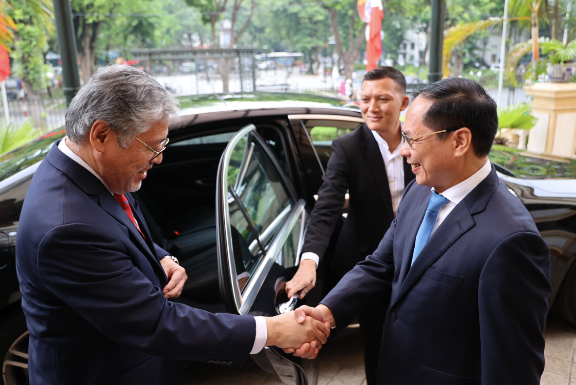 Bộ trưởng Bùi Thanh Sơn đón Bộ trưởng Ngoại giao Philippines đến Nhà khách Chính phủ. (Ảnh: Như Ý)