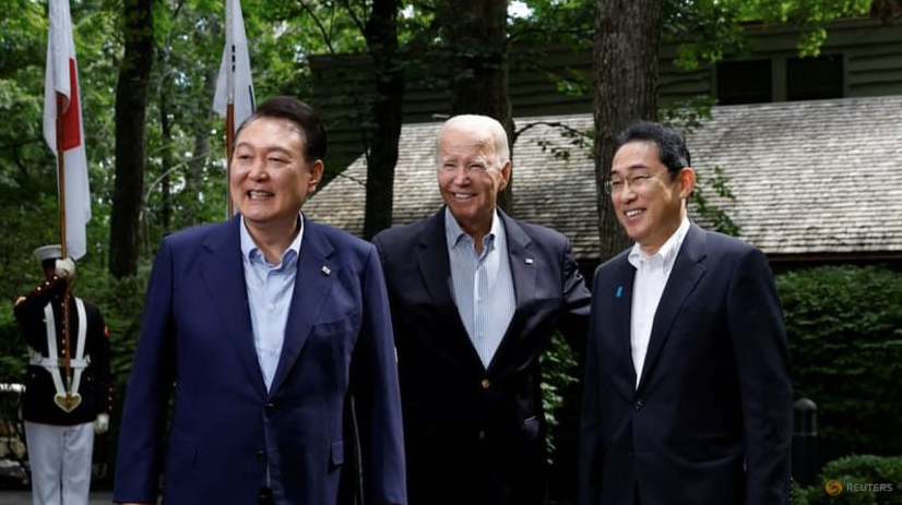 Tổng thống Mỹ Joe Biden, Tổng thống Hàn Quốc Yoon Suk-yeol và Thủ tướng Nhật Bản Fumio Kishida trong cuộc gặp tại Trại David ngày 18/8. (Ảnh: Reuters) Tổng thống Mỹ Joe Biden, Tổng thống Hàn Quốc Yoon Suk-yeol và Thủ tướng Nhật Bản Fumio Kishida trong cuộc gặp tại Trại David ngày 18/8. (Ảnh: Reuters)
