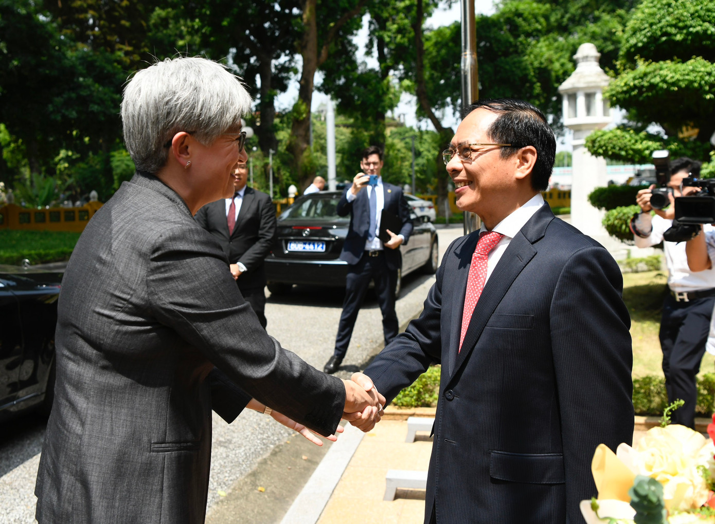 Bộ trưởng Ngoại giao Bùi Thanh Sơn đón Bộ trưởng Ngoại giao Úc Penny Wong. (Ảnh: Như Ý)