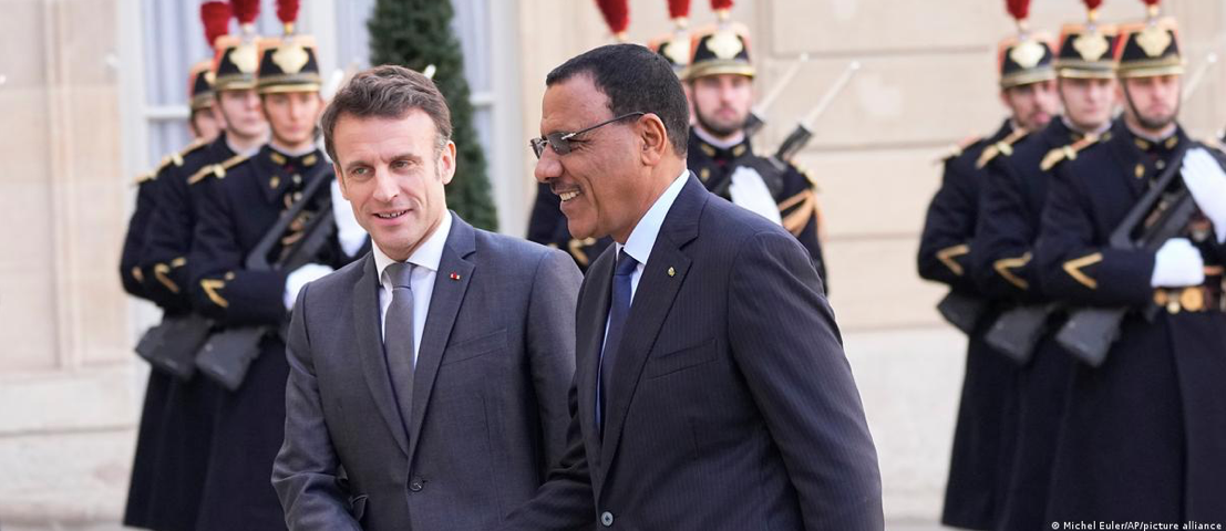 Tổng thống Pháp Emmanuel Macron (trái) trong một dịp gặp Tổng thống Niger Mohammed Bazoum trước khi xảy ra đảo chính. (Ảnh: AP) Tổng thống Pháp Emmanuel Macron (trái) trong một dịp gặp Tổng thống Niger Mohammed Bazoum trước khi xảy ra đảo chính. (Ảnh: AP)