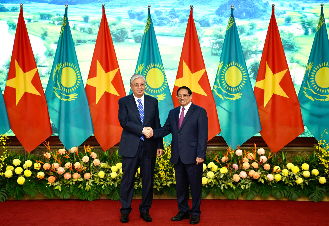 Thủ tướng Phạm Minh Chính và Tổng thống Kazakhstan Kassym-Jomart Tokayev. (Ảnh: Như Ý)