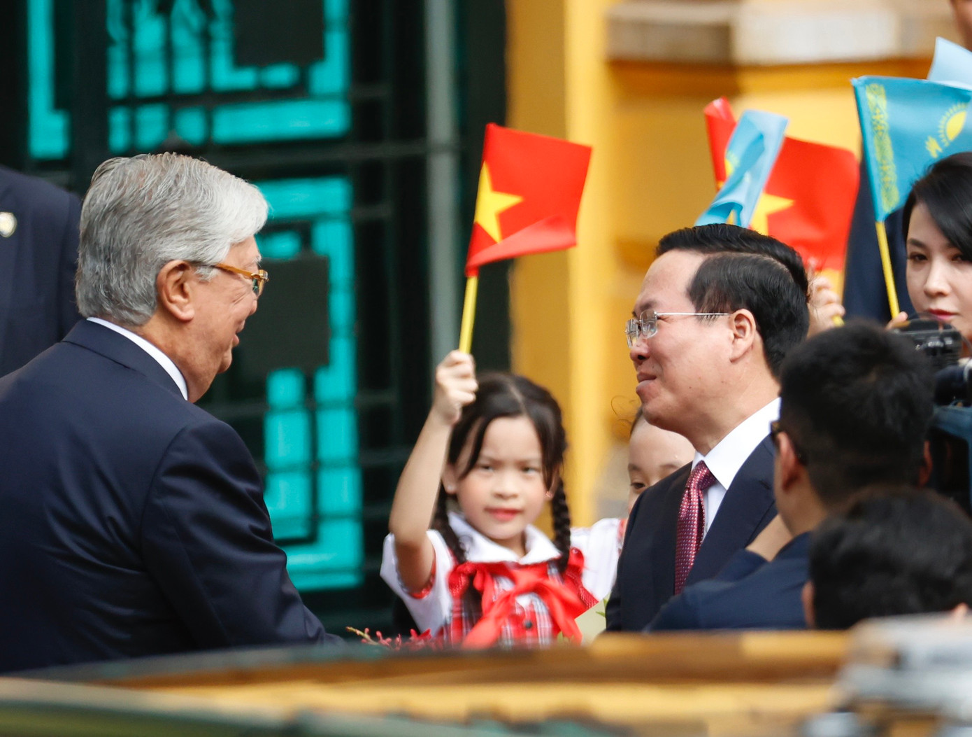 Chủ tịch nước Võ Văn Thưởng đón Tổng thống Kazakhstan đến Phủ Chủ tịch. (Ảnh: Như Ý)
