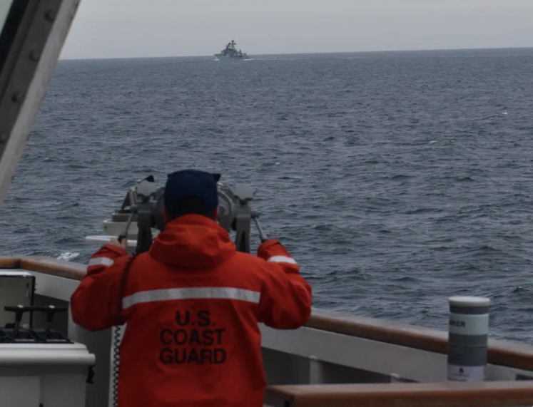 Thuỷ thủ tàu tuần duyên Mỹ Kimball quan sát tàu tuần dương tên lửa dẫn đường của Trung Quốc ở vị trí cách đảo Kiska, Alaska, khoảng 75 hải lý về phía bắc vào ngày 19/9/2022. (Ảnh: AP)