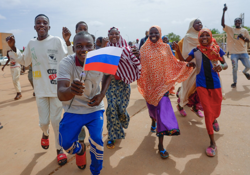 Một nhóm người Niger vẫy cờ Nga khi tập trung trên đường phố thủ đô ngày 6/8 để ủng hộ phe đảo chính. (Ảnh: AP)
