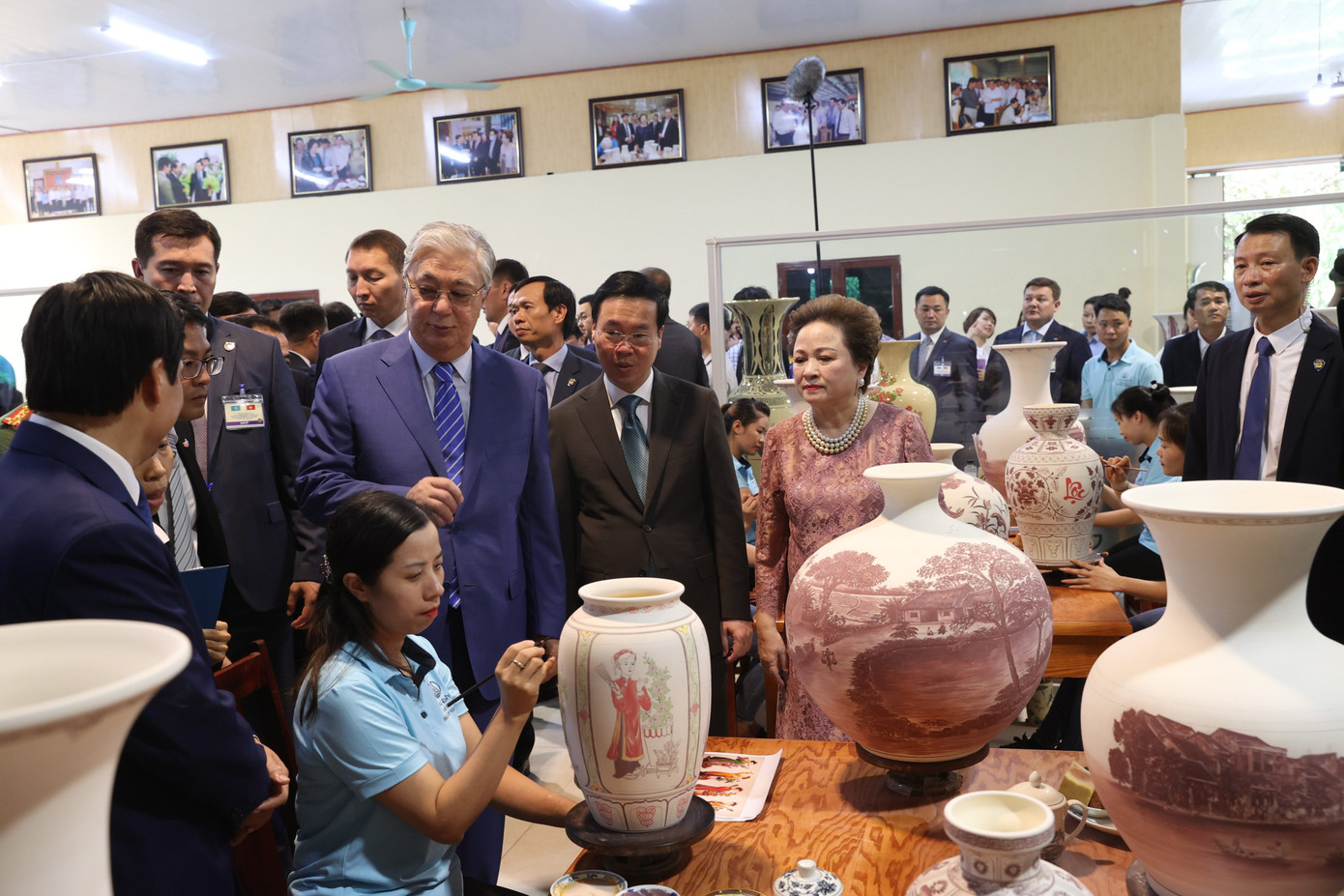 Hai nguyên thủ xem các nghệ nhân vẽ trên gốm Chu Đậu. (Ảnh: Nhật Minh)