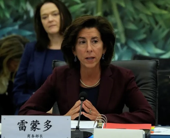 Bộ trưởng Thương mại Mỹ Gina Raimondo trong cuộc gặp người đồng cấp Trung Quốc Vương Văn Đào tại Bắc Kinh, ngày 28/8. (Ảnh: Reuters)