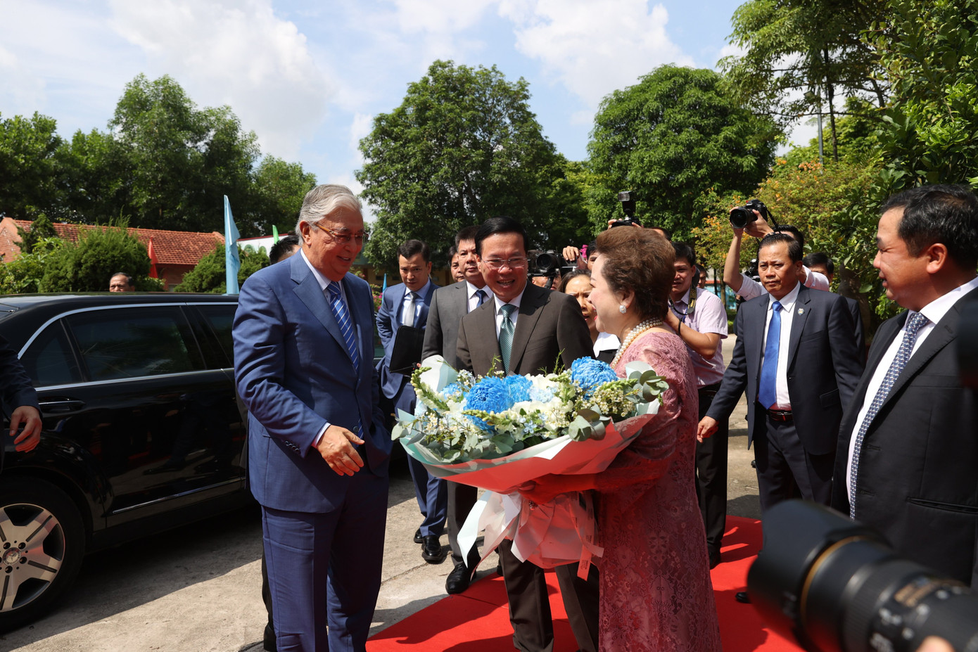 Lãnh đạo công ty gốm tặng hoa Tổng thống Kazakhstan. (Ảnh: Nhật Minh)