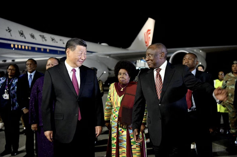 Tổng thống Nam Phi Cyril Ramaphosa đón Chủ tịch Trung Quốc Tập Cận Bình tại sân bay quốc tế ở Johannesburg ngày 22/8. (Ảnh: Reuters) Tổng thống Nam Phi Cyril Ramaphosa đón Chủ tịch Trung Quốc Tập Cận Bình tại sân bay quốc tế ở Johannesburg ngày 22/8. (Ảnh: Reuters)