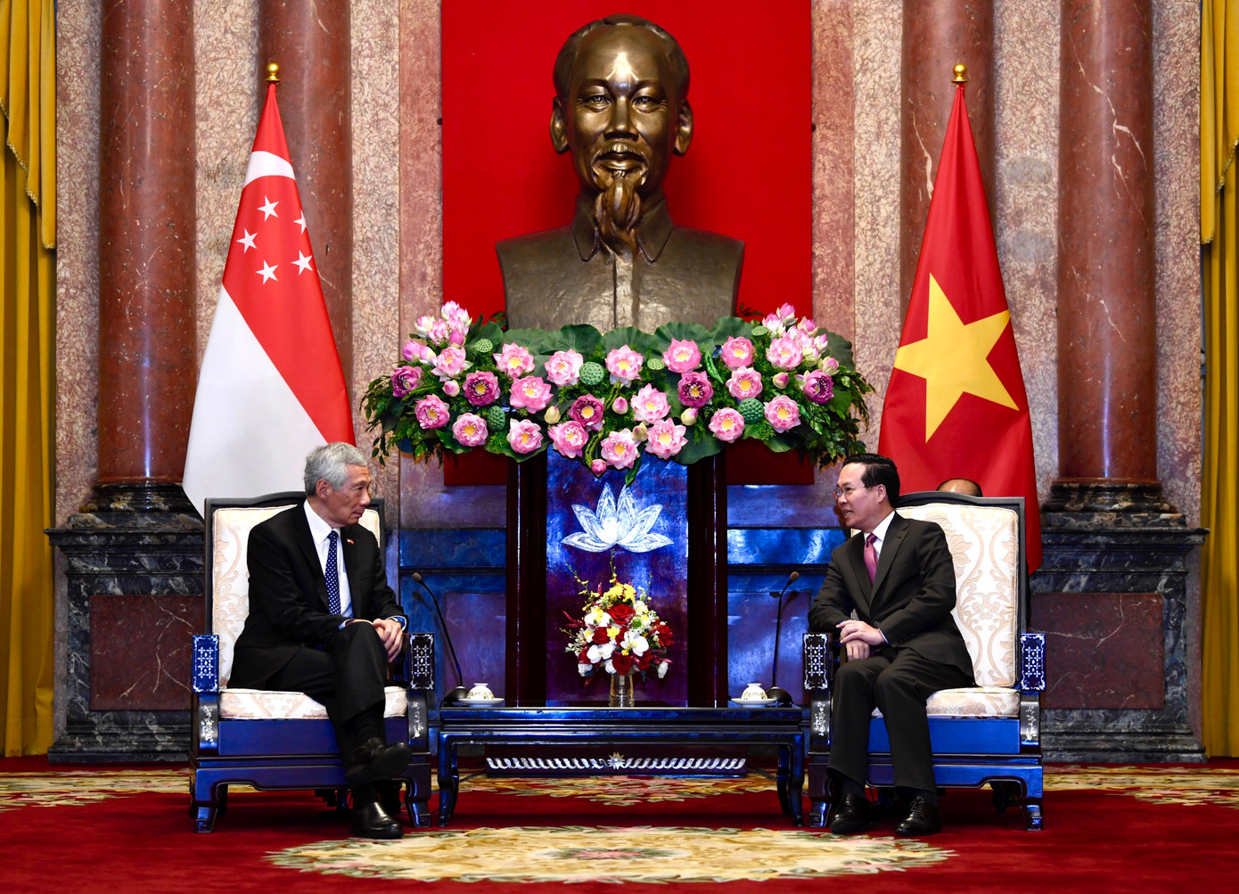 Chủ tịch nước Võ Văn Thưởng và Thủ tướng Singapore Lý Hiển Long trao đổi về quan hệ Việt Nam - Singapore. (Ảnh: Như Ý)