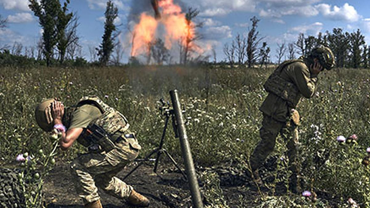 Lính Ukraine tấn công lực lượng Nga gần Bakhmut ngày 12/8. (Ảnh: AP)