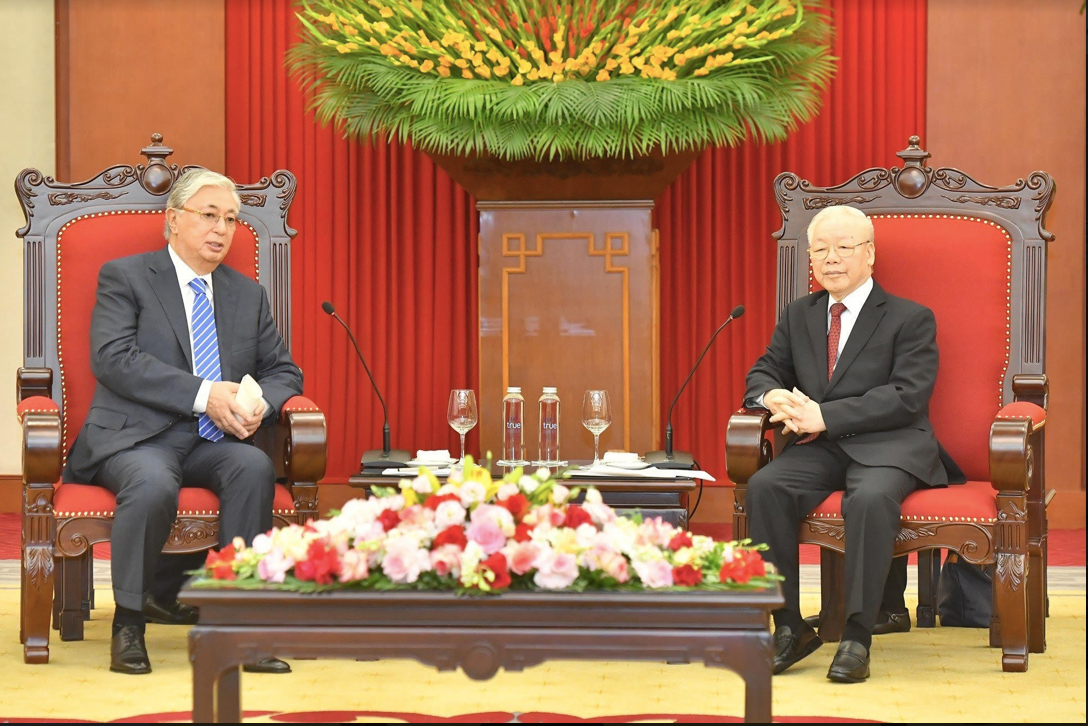 Chuyến thăm của Tổng thống Kazakhstan đến Việt Nam diễn ra trong bối cảnh quan hệ hữu nghị truyền thống Việt Nam – Kazakhstan tiếp tục phát triển tốt đẹp. Năm 2022, hai nước kỷ niệm 30 năm thiết lập quan hệ ngoại giao. (Ảnh: Khoa Đăng)