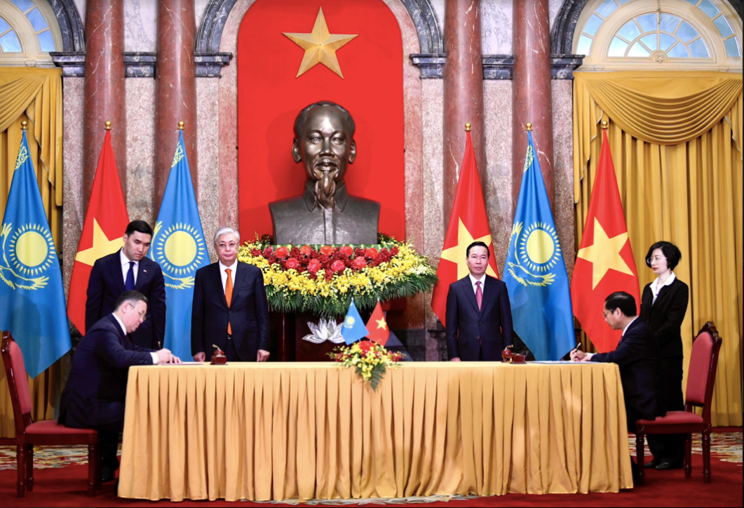 Lễ ký Hiệp định về miễn thị thực cho người mang hộ chiếu phổ thông giữa Việt Nam và Kazakhstan ngày 21/8. (Ảnh: Như Ý)