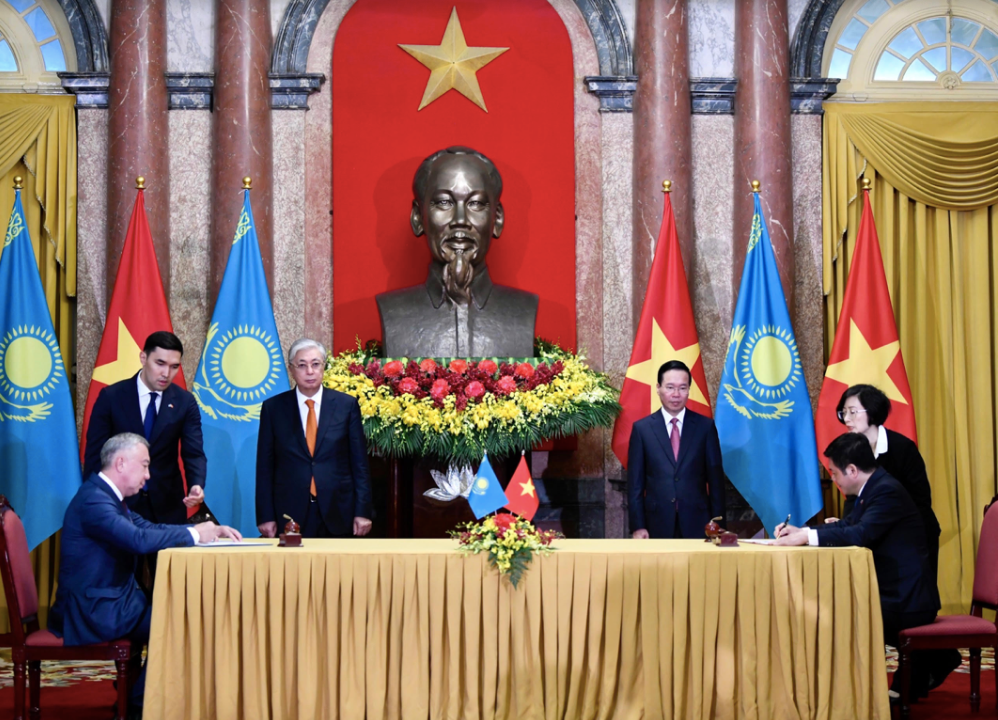 Hai nhà lãnh đạo chứng kiến lễ ký 5 văn kiện hợp tác sau cuộc hội đàm sáng 21/8. (Ảnh: Như Ý)