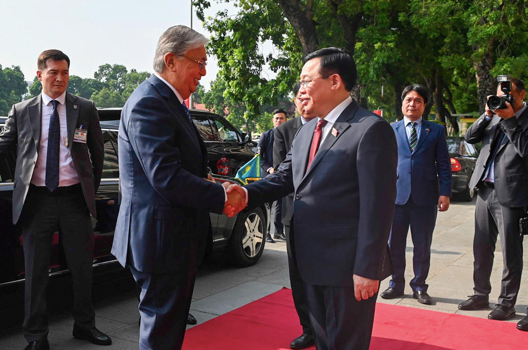 Chủ tịch Quốc hội Vương Đình Huệ đón Tổng thống Kazakhstan Kassym-Jomart Tokayev. (Ảnh: Như Ý)