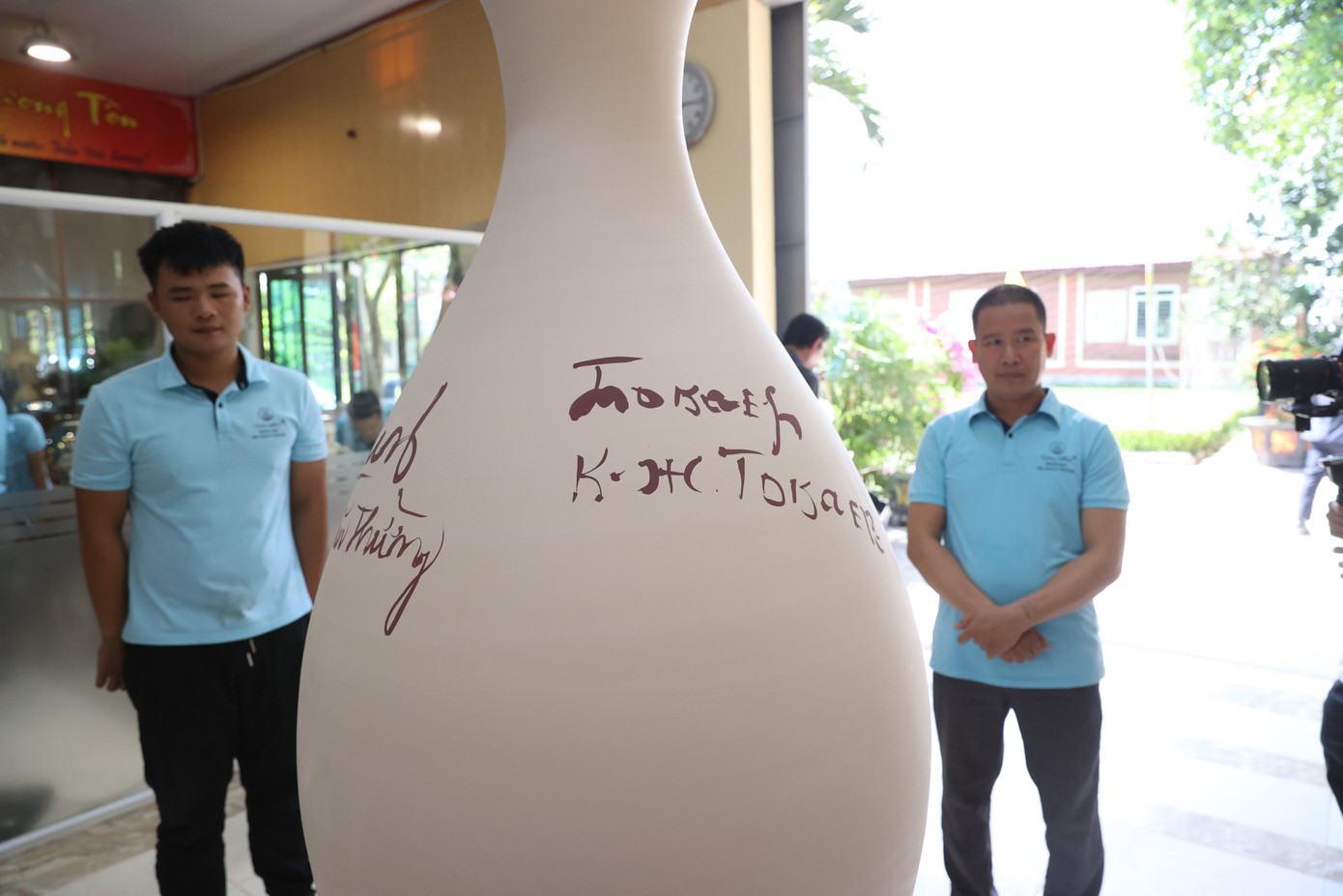 Tên Chủ tịch nước Võ Văn Thưởng và Tổng thống Kazakhstan trên một bình gốm Chu Đậu. (Ảnh: Nhật Minh)