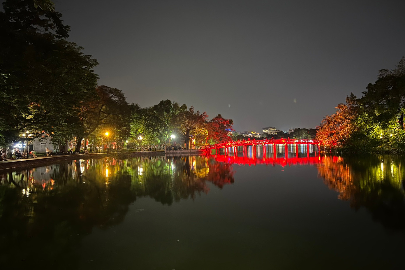 Ông Lý Hiển Long cũng đăng bức ảnh ông chụp cầu Thê Húc màu đỏ trên hồ Hoàn Kiếm. “Chắc chắn đây là một trong những khung cảnh bắt mắt ở Hà Nội, dù ban ngày hay buổi tối”, Thủ tướng Singapore bình luận. Ông Lý Hiển Long cũng đăng bức ảnh ông chụp cầu Thê Húc màu đỏ trên hồ Hoàn Kiếm. “Chắc chắn đây là một trong những khung cảnh bắt mắt ở Hà Nội, dù ban ngày hay buổi tối”, Thủ tướng Singapore bình luận.