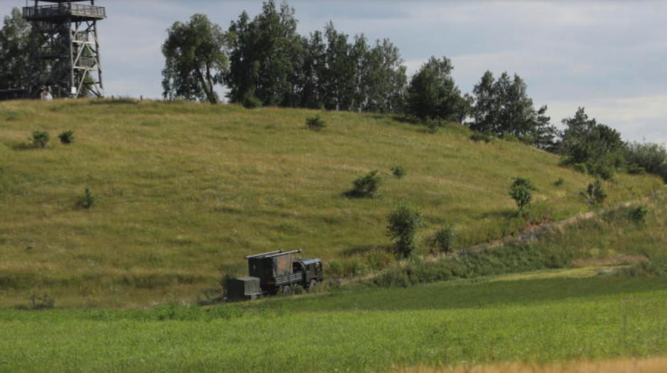 Một chiếc xe tải quân sự chạy lên đồi ở Baranowo, Ba Lan, ngày 7/7/2022. (Ảnh: AP) Một chiếc xe tải quân sự chạy lên đồi ở Baranowo, Ba Lan, ngày 7/7/2022. (Ảnh: AP)