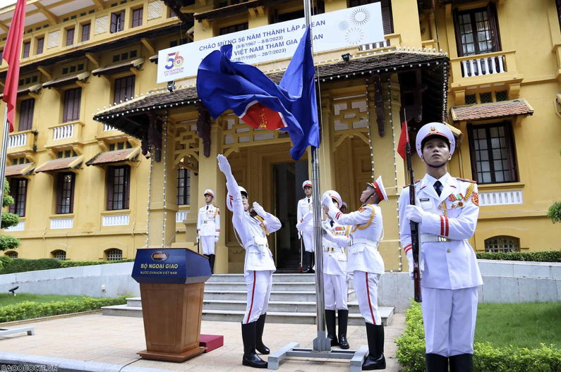 Hình ảnh lá cờ ASEAN được kéo lên trong buổi lễ chào mừng ngày thành lập ASEAN và sự kiện Việt Nam gia nhập ASEAN. (Ảnh: Nguyễn Hải) Hình ảnh lá cờ ASEAN được kéo lên trong buổi lễ chào mừng ngày thành lập ASEAN và sự kiện Việt Nam gia nhập ASEAN. (Ảnh: Nguyễn Hải)