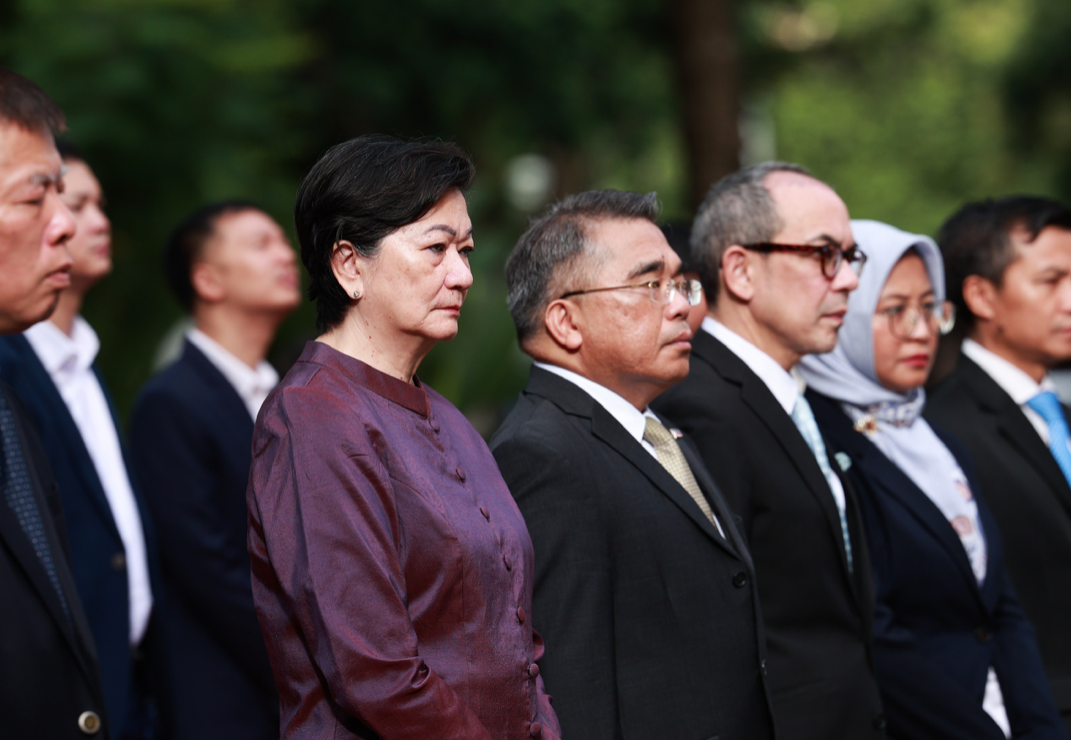 Đại sứ, đại biện, đại diện đại sứ quán các nước ASEAN và nước đối tác của ASEAN tại Hà Nội, đại diện Bộ Công Thương, Bộ Lao động - Thương binh và Xã hội, UBND TP Hà Nội dự lễ thượng cờ sáng 8/8. (Ảnh: Nguyễn Hải) Đại sứ, đại biện, đại diện đại sứ quán các nước ASEAN và nước đối tác của ASEAN tại Hà Nội, đại diện Bộ Công Thương, Bộ Lao động - Thương binh và Xã hội, UBND TP Hà Nội dự lễ thượng cờ sáng 8/8. (Ảnh: Nguyễn Hải)