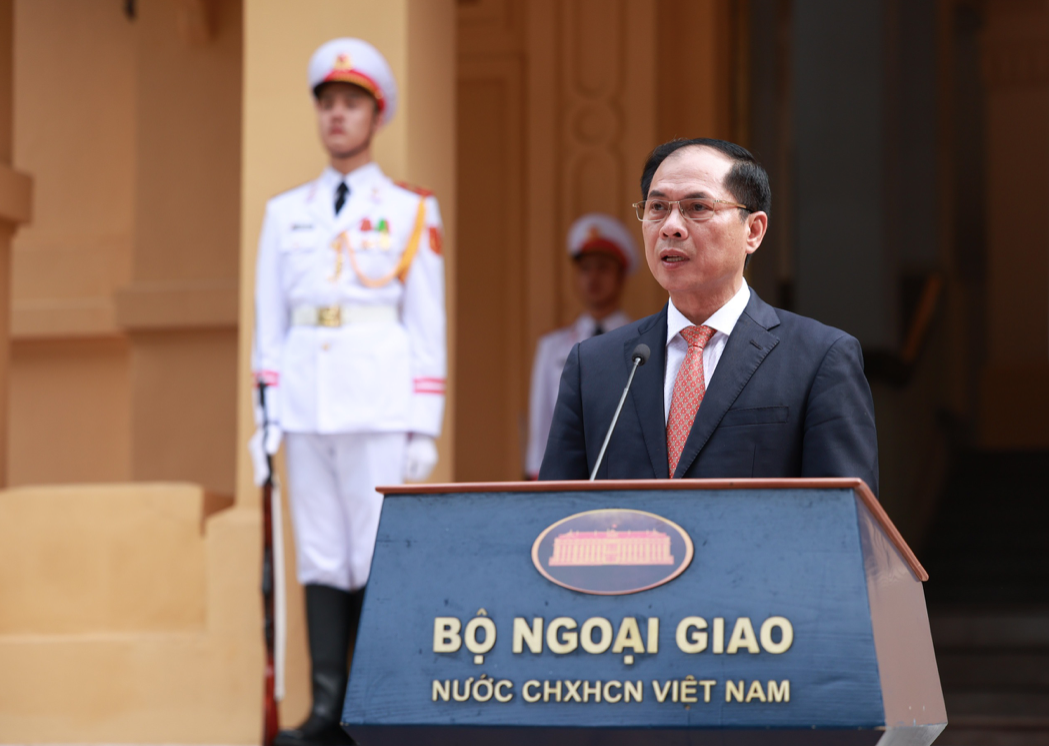 Bộ trưởng Ngoại giao Bùi Thanh Sơn phát biểu tại buổi lễ diễn ra vào sáng 8/8. (Ảnh: Nguyễn Hải) Bộ trưởng Ngoại giao Bùi Thanh Sơn phát biểu tại buổi lễ diễn ra vào sáng 8/8. (Ảnh: Nguyễn Hải)