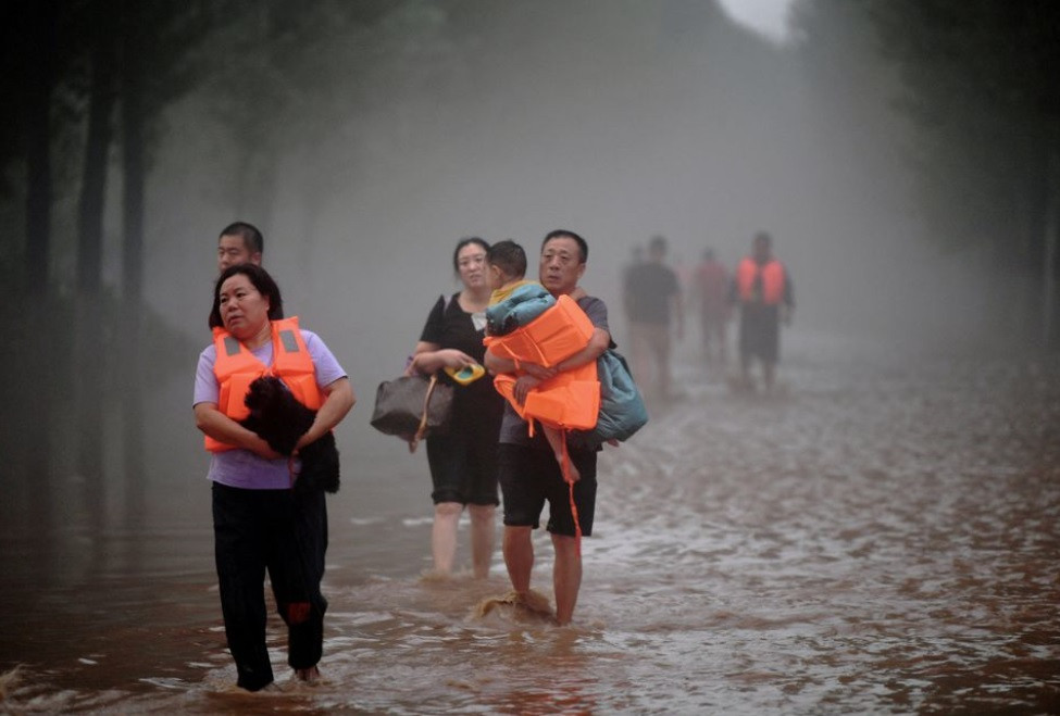 Người dân Trác Châu sơ tán khỏi vùng lũ ngày 1/8. (Ảnh: Reuters) Người dân Trác Châu sơ tán khỏi vùng lũ ngày 1/8. (Ảnh: Reuters)