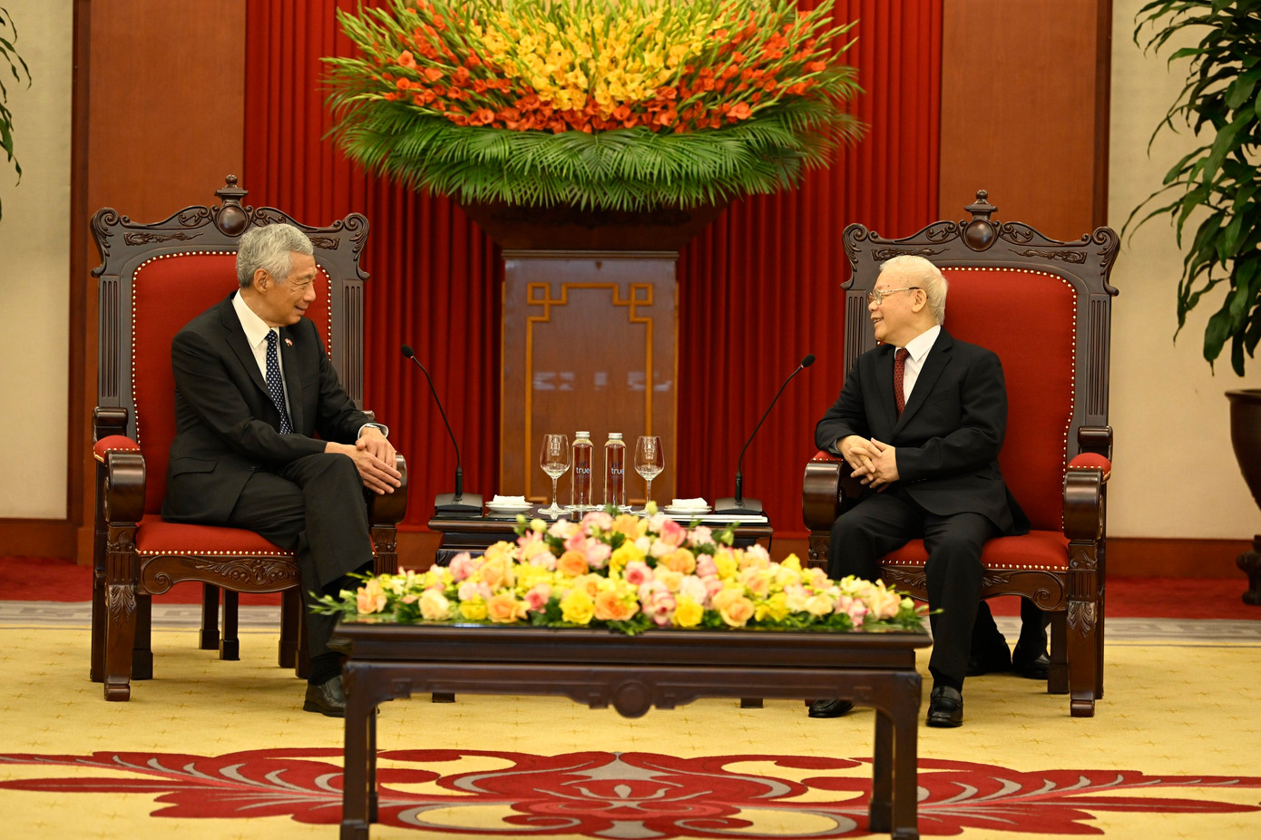 Tổng Bí thư Nguyễn Phú Trọng và Thủ tướng Singapore Lý Hiển Long trao đổi về quan hệ Việt Nam - Singapore. (Ảnh: Như Ý) Tổng Bí thư Nguyễn Phú Trọng và Thủ tướng Singapore Lý Hiển Long trao đổi về quan hệ Việt Nam - Singapore. (Ảnh: Như Ý)