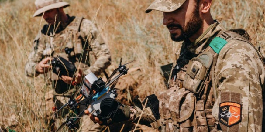 Lính Ukraine thuộc Lữ đoàn cơ giới riêng biệt số 24 chuẩn bị thử một máy bay không người lái FPV mới trong khu vực huấn luyện ở Donetsk ngày 3/8. (Ảnh: Getty) Lính Ukraine thuộc Lữ đoàn cơ giới riêng biệt số 24 chuẩn bị thử một máy bay không người lái FPV mới trong khu vực huấn luyện ở Donetsk ngày 3/8. (Ảnh: Getty)