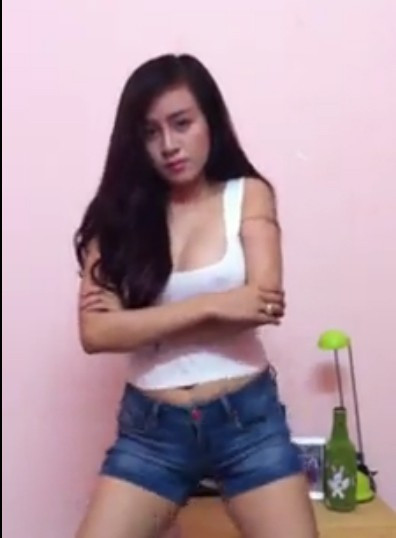 Hình ảnh Huyền Anh thả rông vòng, uốn éo trong một clip được tung lên mạng 