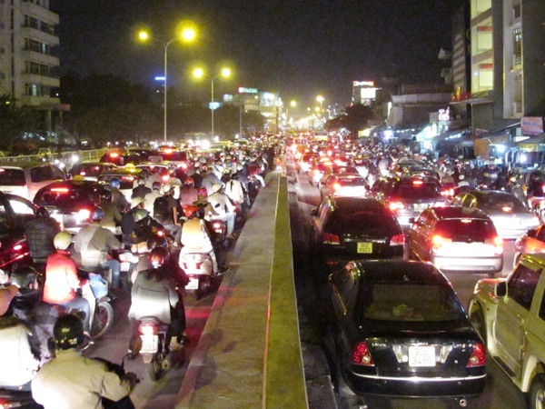 Phương tiện đặc kín gần như đứng im cả trên và dưới hầm Kim Liên. Ảnh: Trọng Đảng