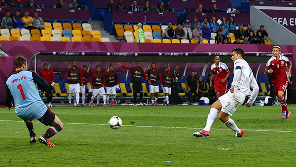 Ronaldo bỏ lỡ hai cơ hội đối mặt thủ môn Đan Mạch khiến Bồ Đào Nha suýt trả giá. Ảnh: Getty Images