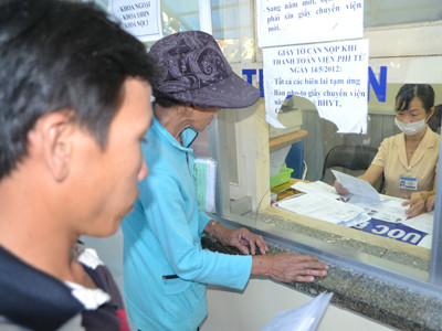 Phải mất ít nhất 2 tiếng làm thủ tục bệnh nhân mới diện kiến được bác sĩ ở BV Ung bướu TPHCM. Ảnh: L.N. Phải mất ít nhất 2 tiếng làm thủ tục bệnh nhân mới diện kiến được bác sĩ ở BV Ung bướu TPHCM. Ảnh: L.N