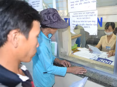 Phải mất ít nhất 2 tiếng làm thủ tục bệnh nhân mới diện kiến được bác sĩ ở BV Ung bướu TPHCM. Ảnh: L.N