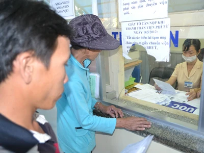 Phải mất ít nhất 2 tiếng làm thủ tục bệnh nhân mới diện kiến được bác sĩ ở BV Ung bướu TPHCM. Ảnh: L.N