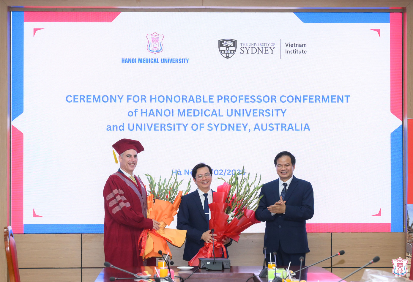 Phó Giáo sư Đào Xuân Cơ, Giám đốc Bệnh viện Bạch Mai tặng hoa chúc mừng hai nhà khoa học xuất sắc, Phó Giáo sư Justin Beardsley và Phó Giáo sư Vũ Văn Giáp. Phó Giáo sư Đào Xuân Cơ, Giám đốc Bệnh viện Bạch Mai tặng hoa chúc mừng hai nhà khoa học xuất sắc, Phó Giáo sư Justin Beardsley và Phó Giáo sư Vũ Văn Giáp.