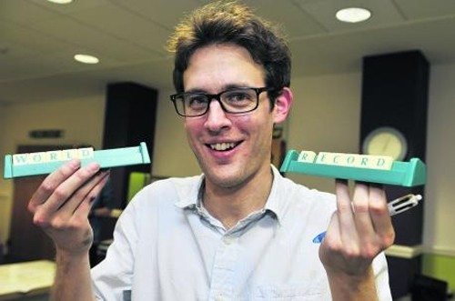 Chris May, một sinh viên ngành âm nhạc của ĐH Oxford đã chơi giải đố chữ với 28 đối thủ chuyên ngành báo chí của Oxford. Anh đã giành chiến thắng 25 trận tất cả, mà chỉ cần một từ gợi ý duy nhất Bài viết: http://news.zing.vn/Nhung-ky-luc-ky-quac-cua-sinh-vien-the-gioi-post359281.html#home_cate.tinmoi Nguồn Zing News 