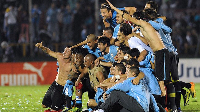 Uruguay ăn mừng chiếc vé dự World Cup 2014. 