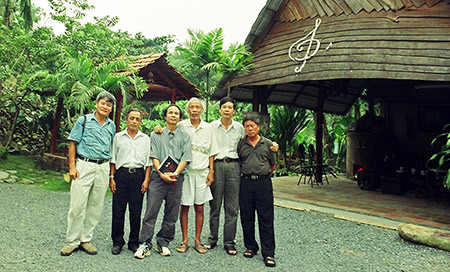 Thu Bồn (thứ 3 từ phải sang) và bạn bè văn nghệ trong một chuyến đi Tây Nguyên