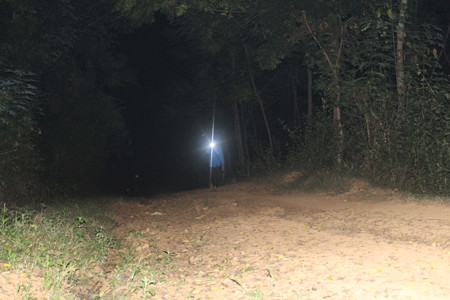 Học sinh dùng đèn pin đến trường.