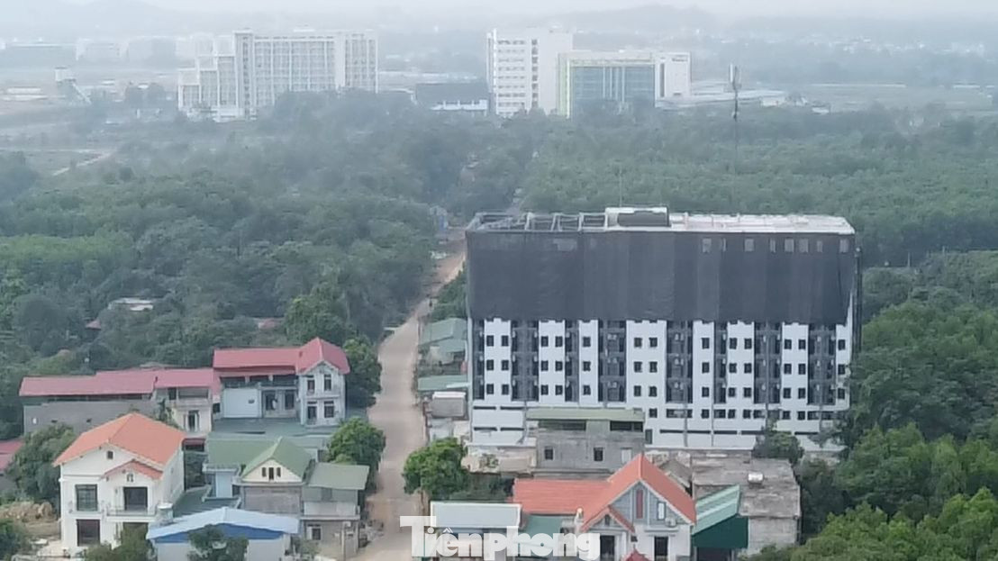 Tòa chung cư mini 9 tầng với cả trăm căn hộ xây “chui” trên đường Phú Hữu nằm trên khu đất có diện tích 726,5m2, trong đó chỉ có 225m2 là đất ở, còn lại hơn 500m2 là đất trồng cây lâu năm.