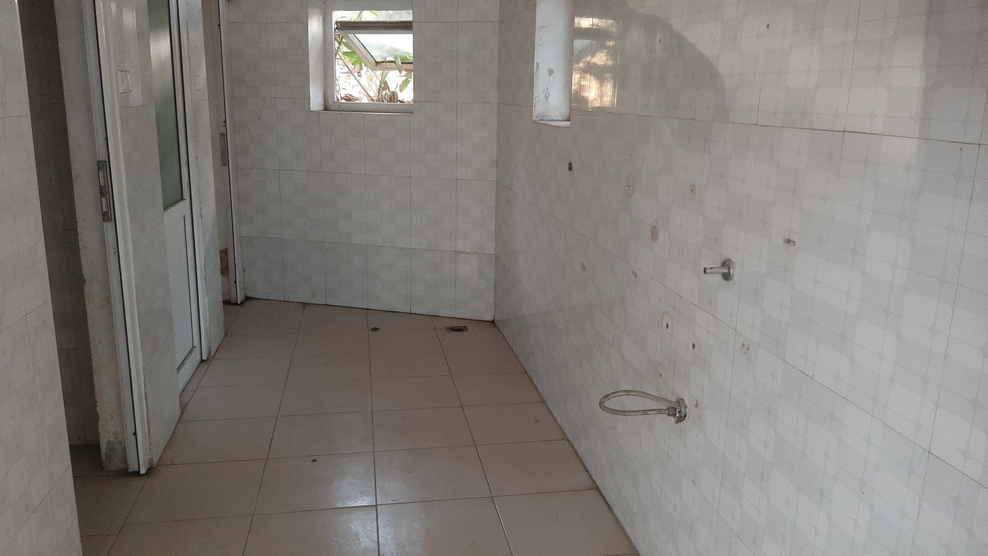 Nhiều hạng mục tại các khu vệ sinh công cộng ở TP Thanh Hoá bị hư hỏng.