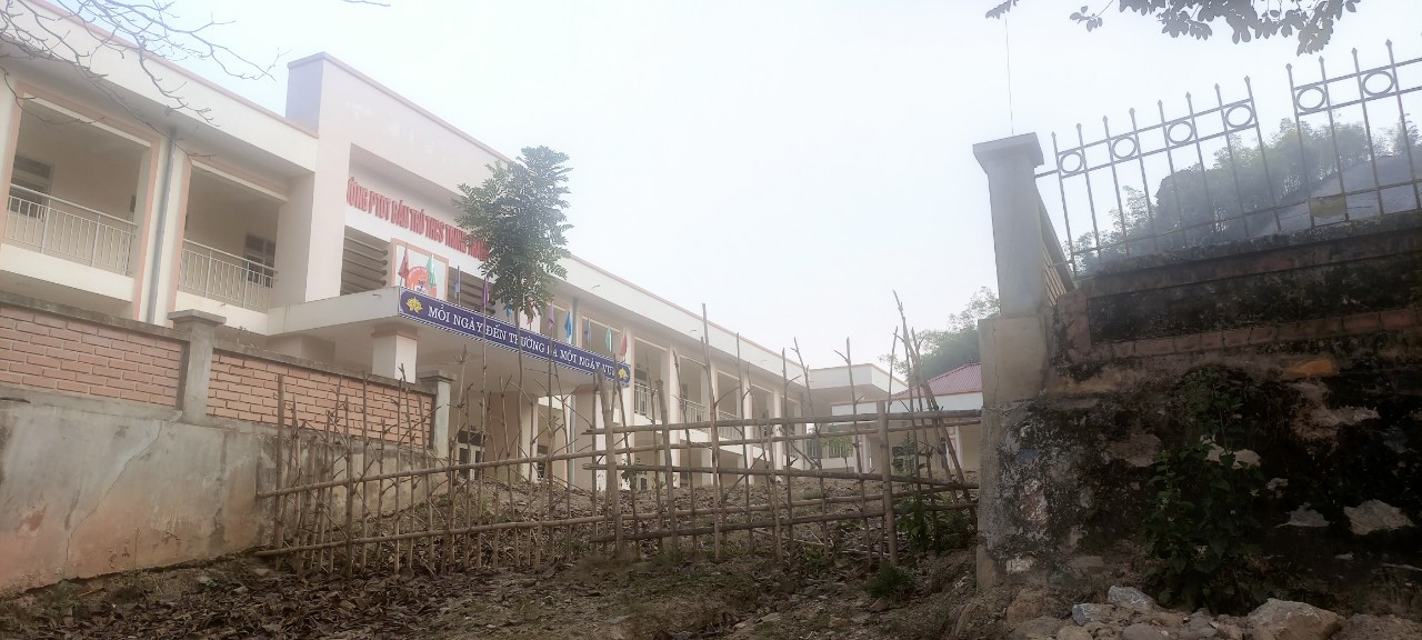 Trường học bỏ không nhiều tháng qua