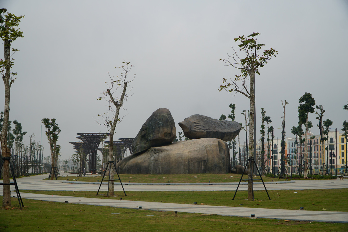 Phiên bản Hòn Trống Mái tại quảng trường biển Sầm Sơn thu hút sự chú ý của nhiều người.