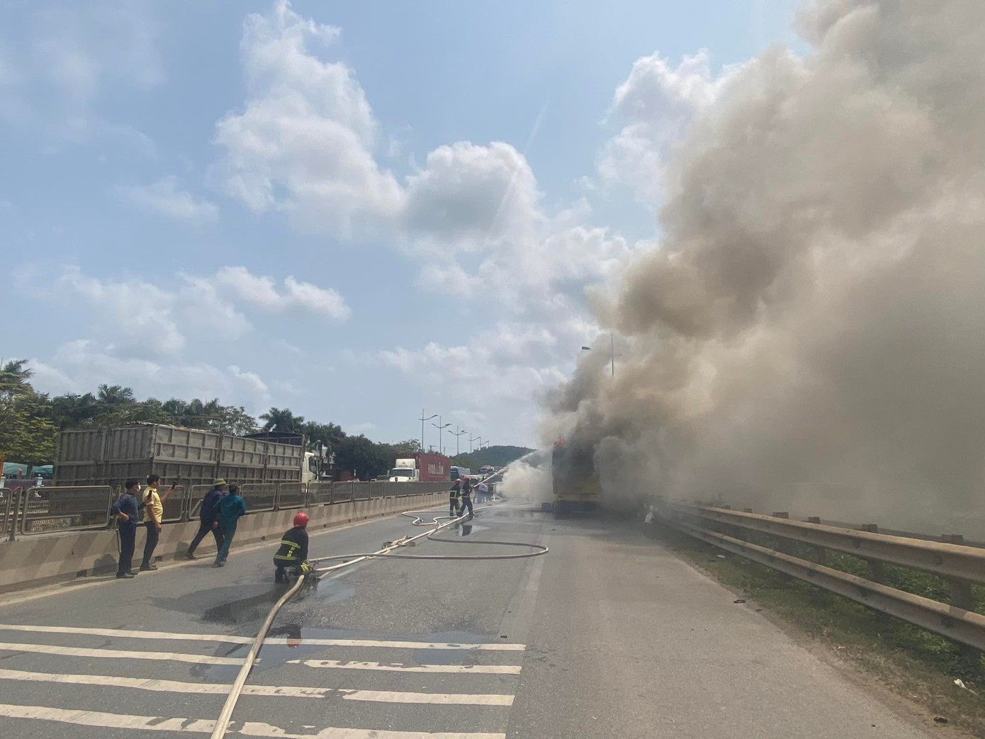 Lực lượng chức năng tiến hành dập lửa Lực lượng chức năng tiến hành dập lửa