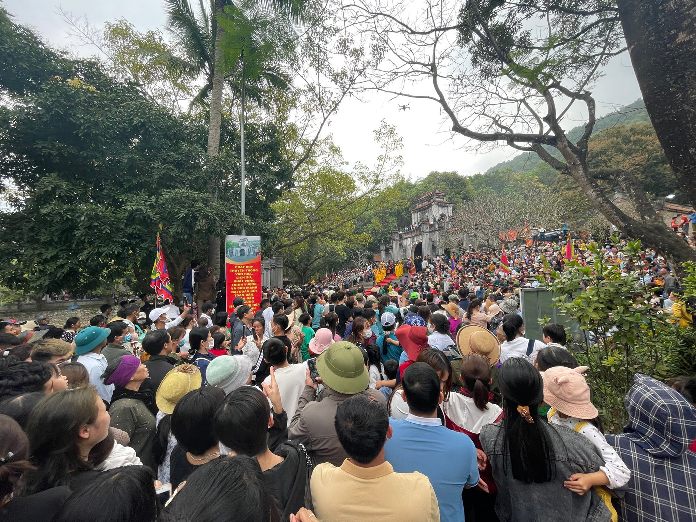 Đông đảo nhân dân về tham dự lễ hội.