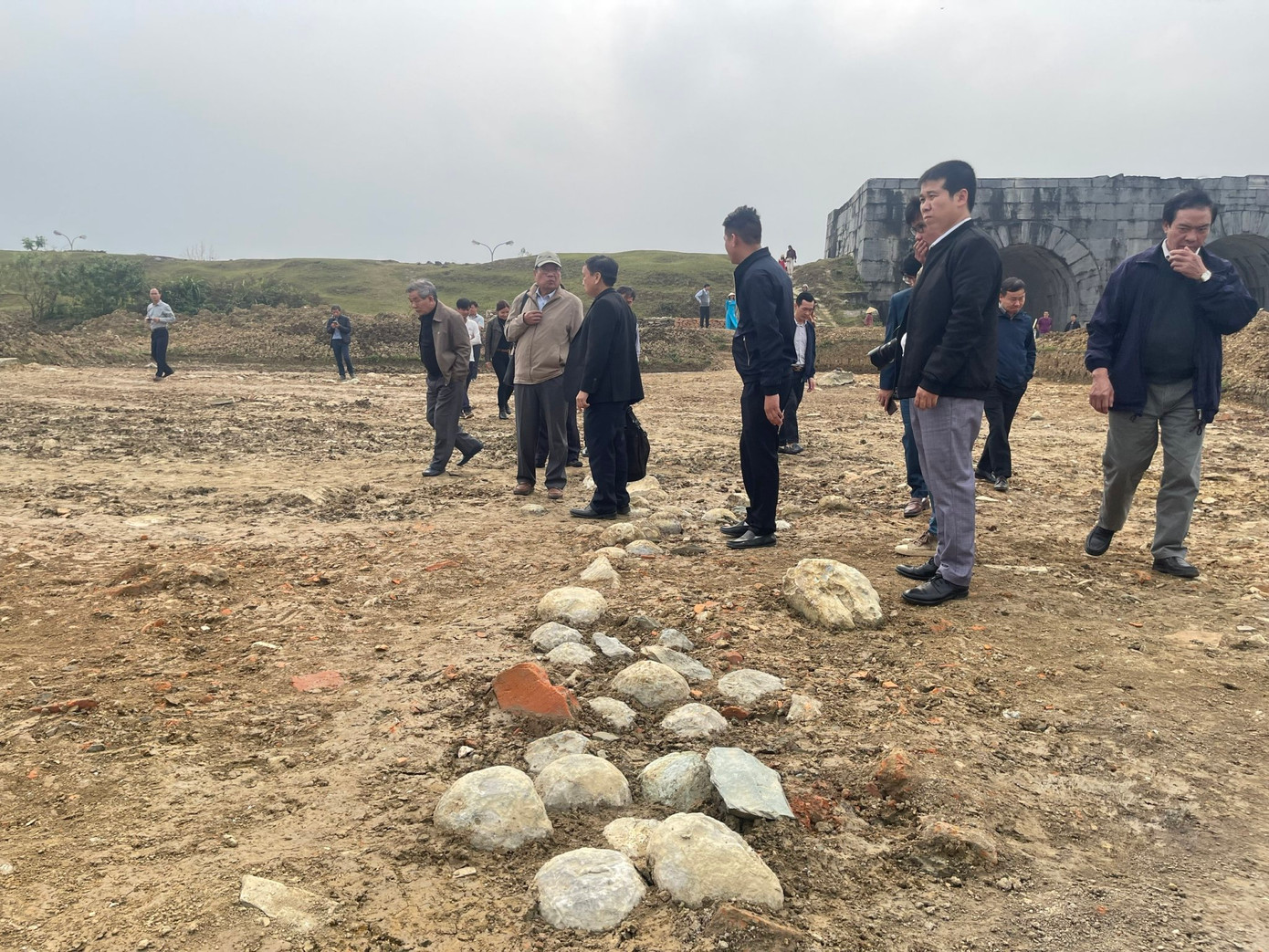 Bãi đá trong khu vực khai quật