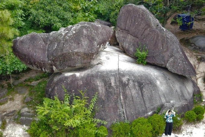 Hòn Trống Mái trên núi Trường Lệ