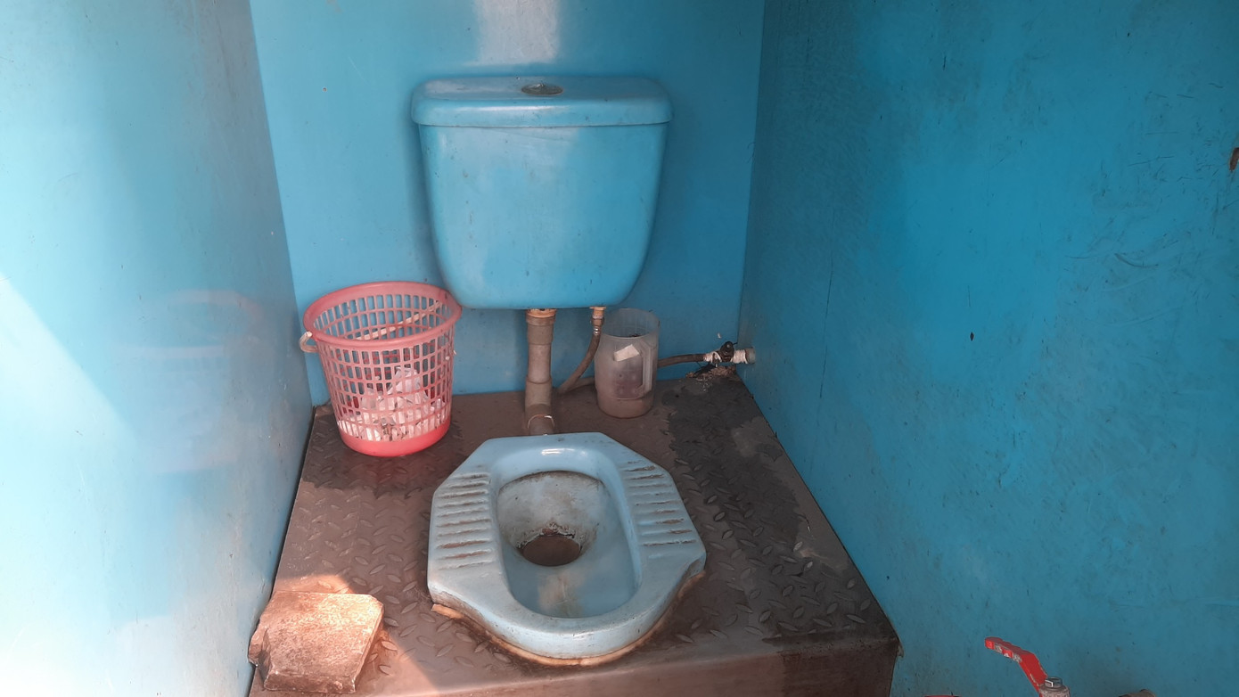 Khu vực vệ sinh xuống cấp, bốc mùi