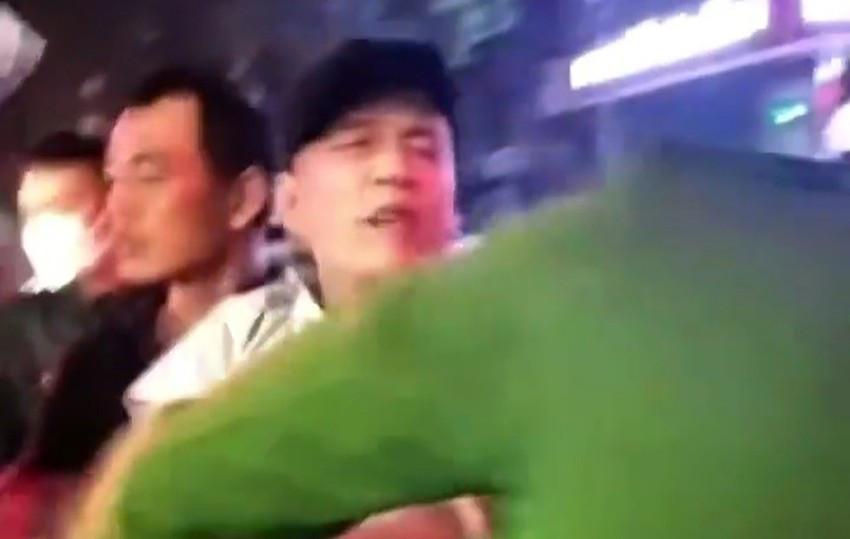 Đối tượng chửi bới, dùng tay tát vào mặt một chiến sỹ đang thi hành nhiệm vụ. Ảnh cắt từ clip