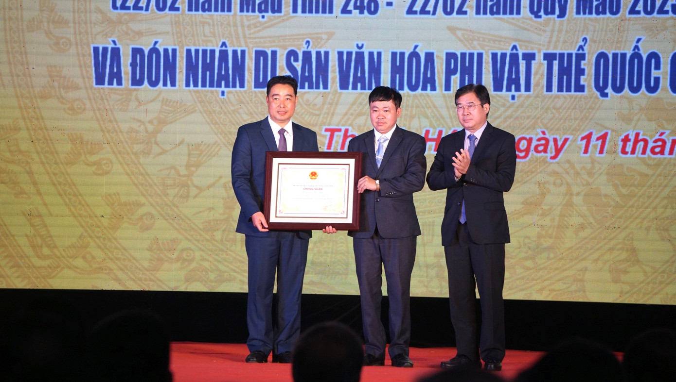 Tại buổi lễ, ông Nông Quốc Thành, Phó cục trưởng Cục Di sản, thay mặt lãnh đạo Bộ VH-TT-DL đã trao chứng nhận danh hiệu di sản phi vật thể quốc gia Lễ hội đền Bà Triệu cho đại diện tỉnh Thanh Hóa.